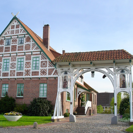 UeberUns_Unser Gaestehaus mit typischem Altländer Tor